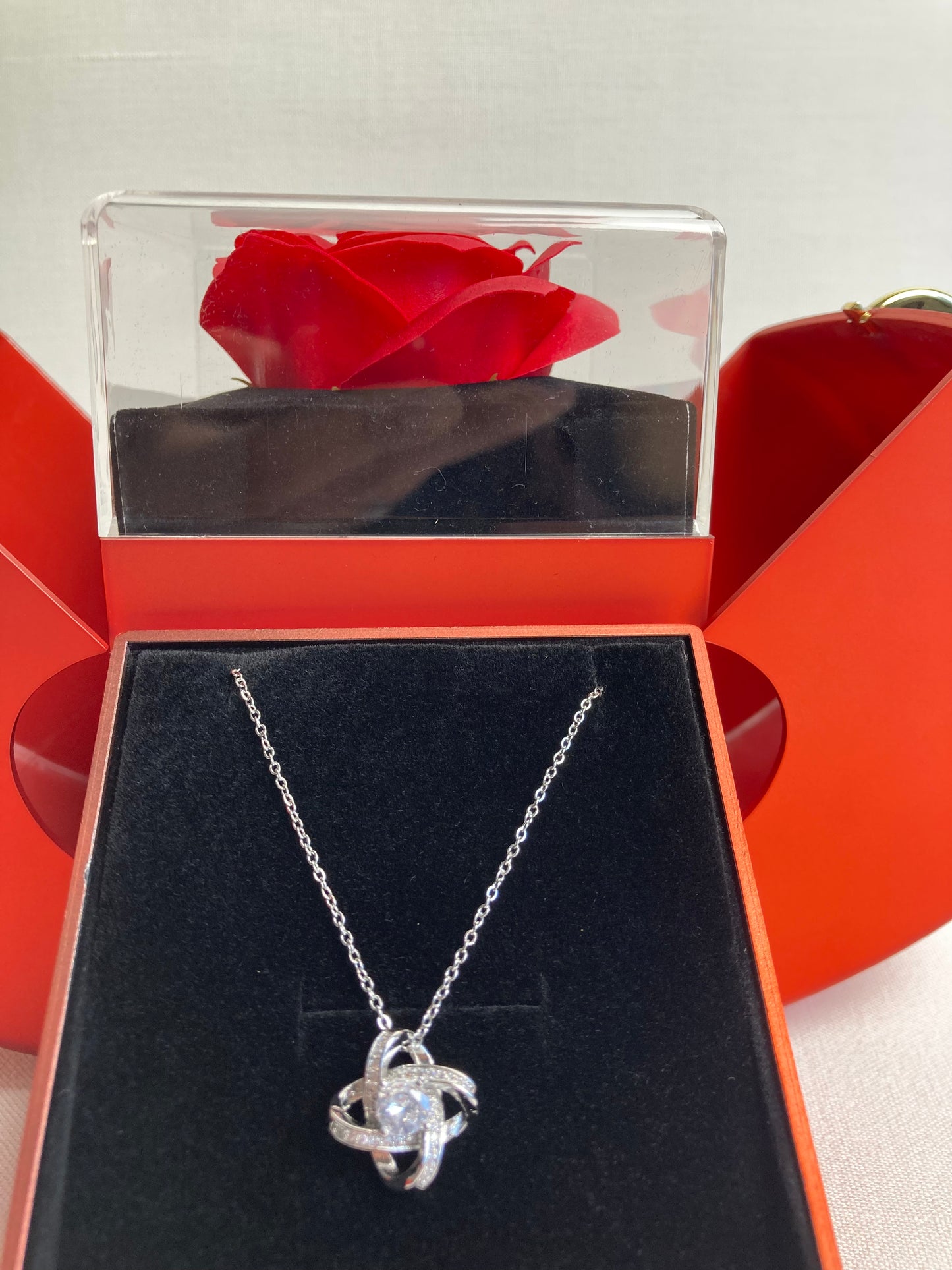 Coffret bijou Modoza ouvert mettant en valeur un collier délicat pour cadeau romantique