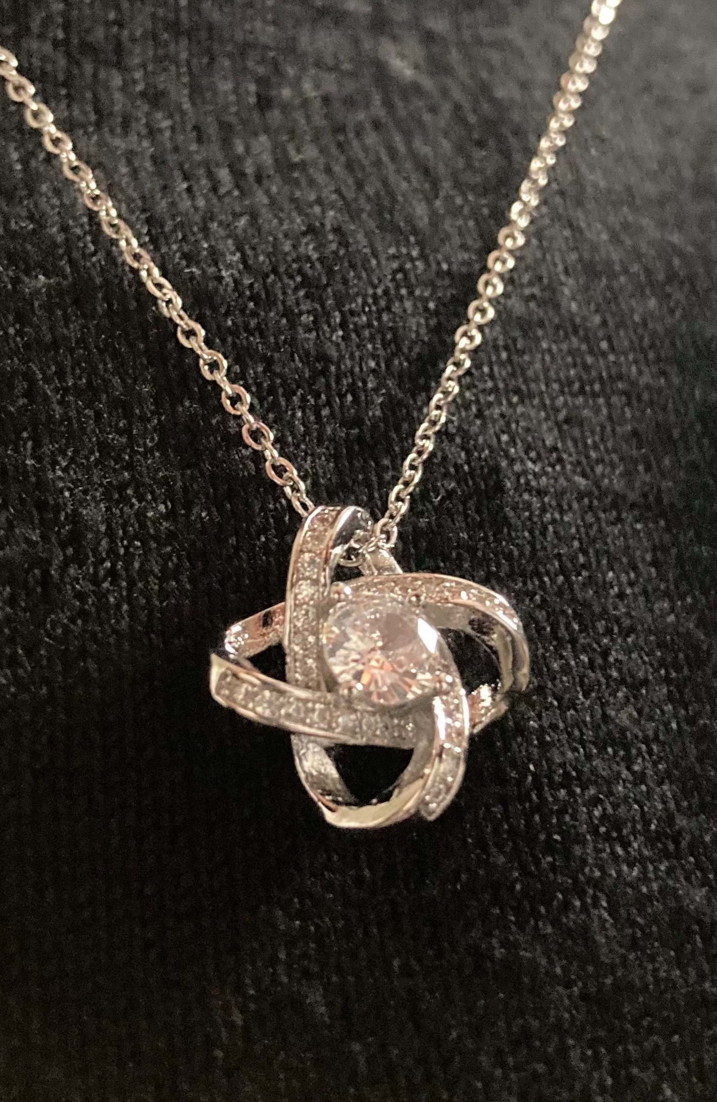 Détail du collier élégant Modoza avec pendentif brillant, finition soignée